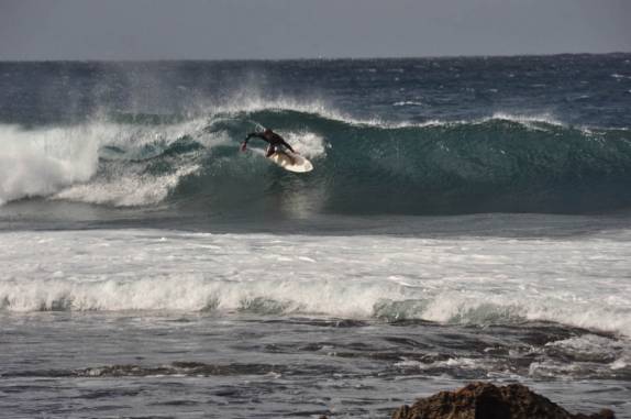 Surfistas fazem belas manobras nas ondas de Pipeline, em Oahu, no Havaí